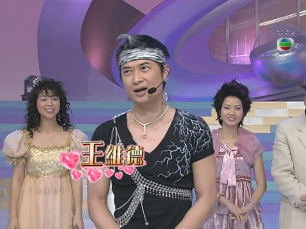 2004年唱《無忌》,仲有埋造型! 2004年唱《無忌》,仲有埋造型!