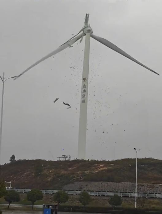 江西有風力發電機的巨型葉片在空中斷裂。抖音@荔枝新聞