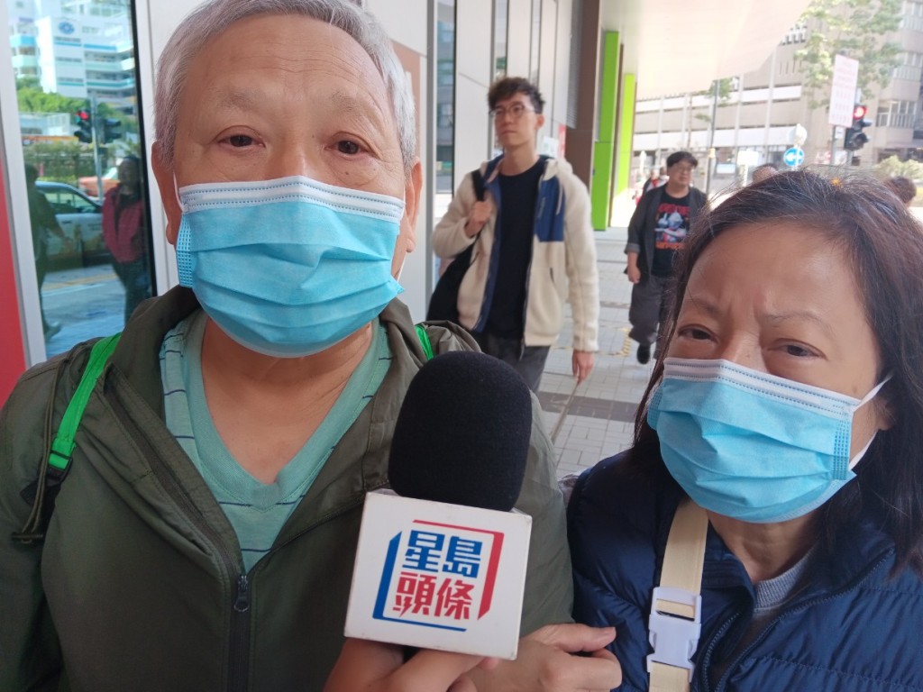 陳生陳太認為如急症室加價,若真的需要前往,費用將「又添一份負擔」。 陳生陳太認為如急症室加價,若真的需要前往,費用將「又添一份負擔」。