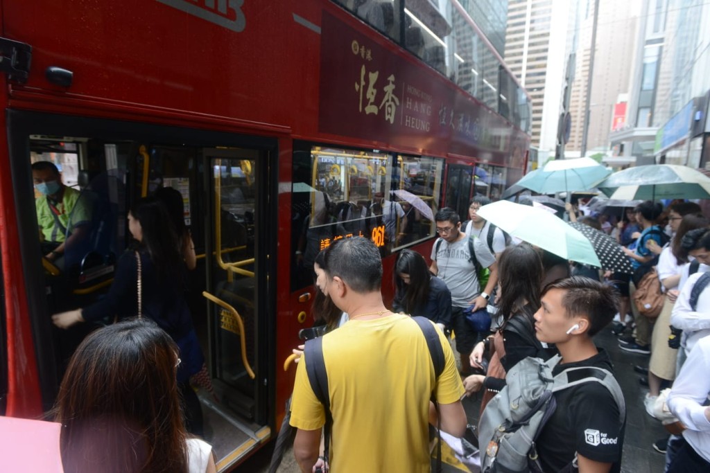 大批市民趕在八號風球懸掛前收工。