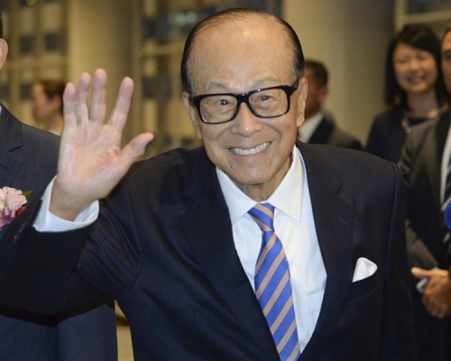 李嘉誠更擔任首席榮譽會長。資料圖片