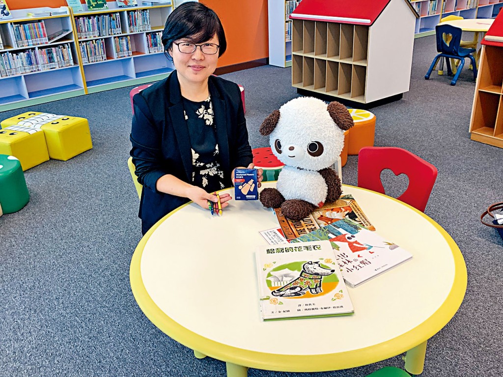 教大心理学系助理教授王贞琳建议，父母应多与孩子聊天和游戏，并换位思考，关顾孩子的情绪。