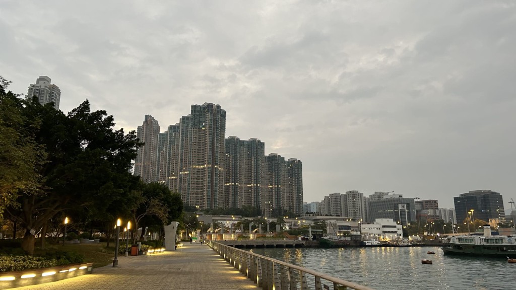 本港地區今日短暫時間有陽光及乾燥，早上稍涼。