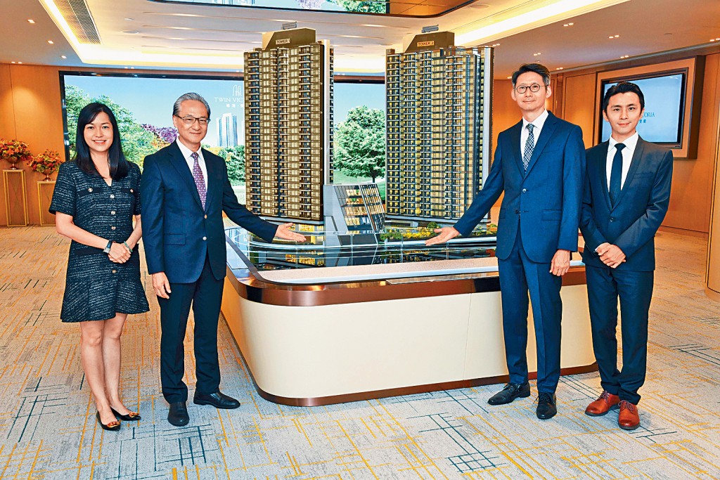 中國海外游偉光(左二)表示,維港.雙鑽最快周內開價,首批不少於141伙。