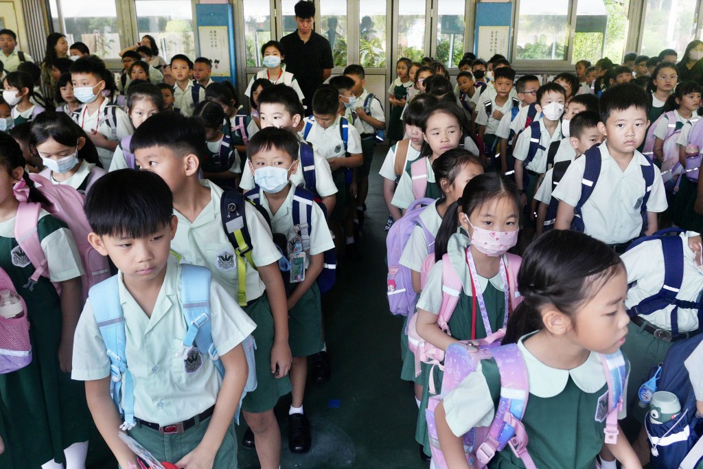 梁振英又質疑校方，學生學習繁體字的進度和成績是一碼事，學校放棄要求，放棄教的責任是另外一碼事。