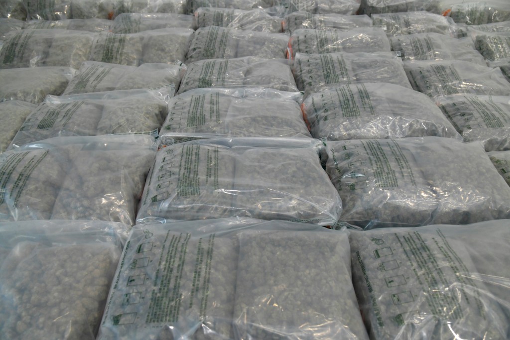 海關抽查一批由美國抵港、報稱載有衣物的貨物，其後發現大批大麻花。