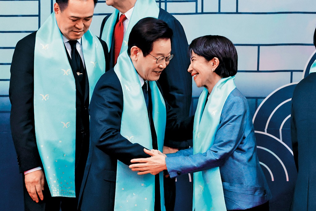 去年APEC峰會上，李在明與高市早苗會晤。