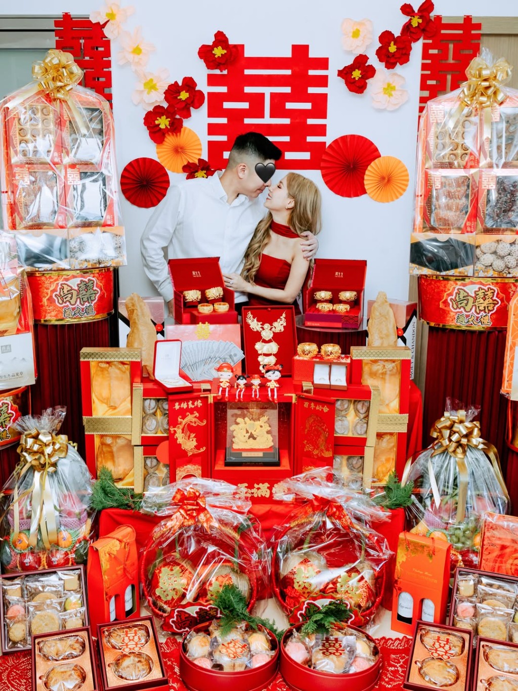譚嘉儀與未婚夫在「囍」字前甜蜜親吻,羨煞旁人。 譚嘉儀與未婚夫在「囍」字前甜蜜親吻,羨煞旁人。