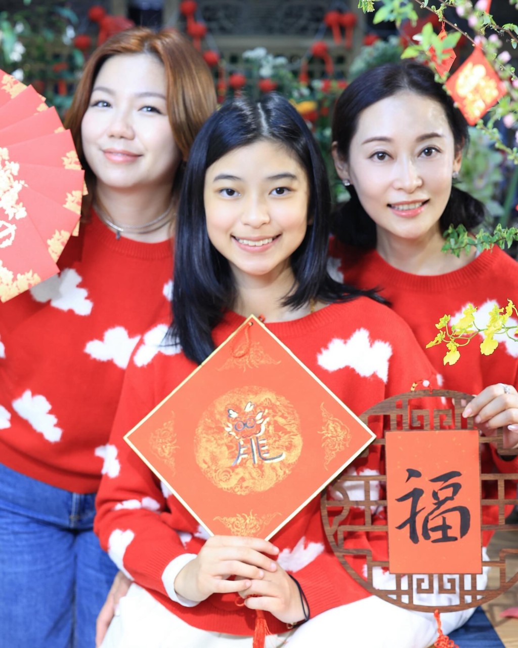 杨卓娜联同女儿「豹豹」杨舒然（中）、继女舒婷（左）一同影贺年照。