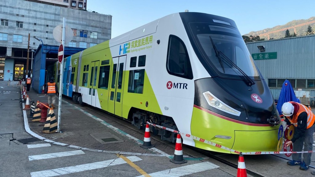 港鐵完成以氫氣為燃料非載客輕鐵列車研究，租用作研究的低地台列車已運回內地。港鐵提供