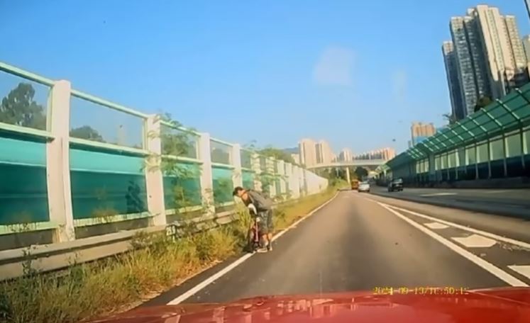 單車男查看單車損毀程度。網片截圖