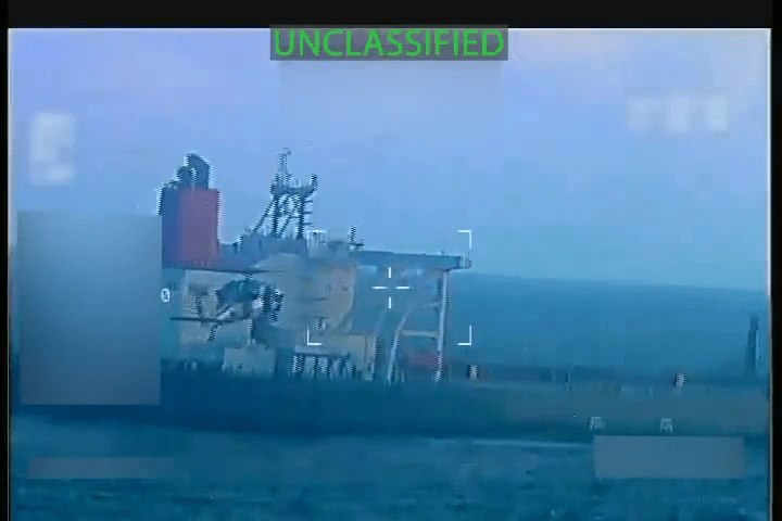 美司法部長邦迪在X平台公布美國部隊在委內瑞拉外海扣押一艘委國油輪的畫面截圖。X@AGPamBondi 美司法部長邦迪在X平台公布美國部隊在委內瑞拉外海扣押一艘委國油輪的畫面截圖。X@AGPamBondi