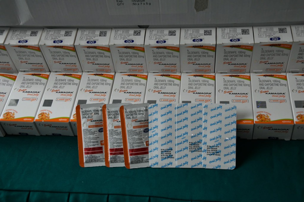海關檢獲的懷疑受管制藥劑製品中,超過六成為壯陽藥。 海關檢獲的懷疑受管制藥劑製品中,超過六成為壯陽藥。