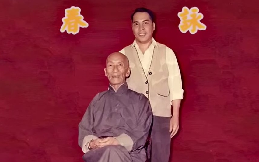 何金銘（站立者）與葉問合照。 影片截圖