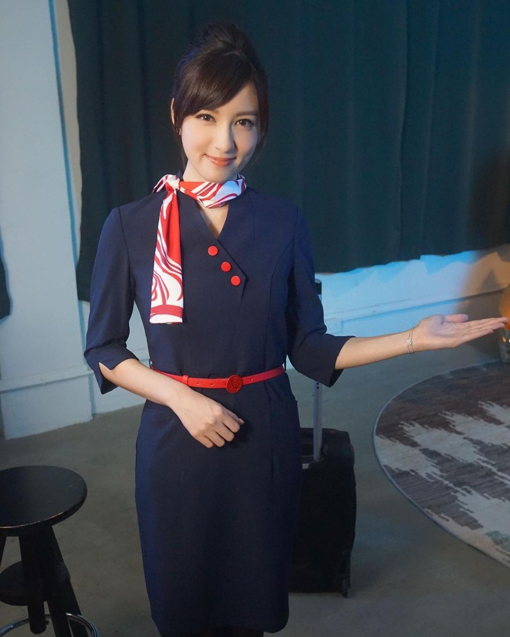陈嘉倩昨晚贴出拍广告扮演不同职业的照片，其中一个造型是空姐。