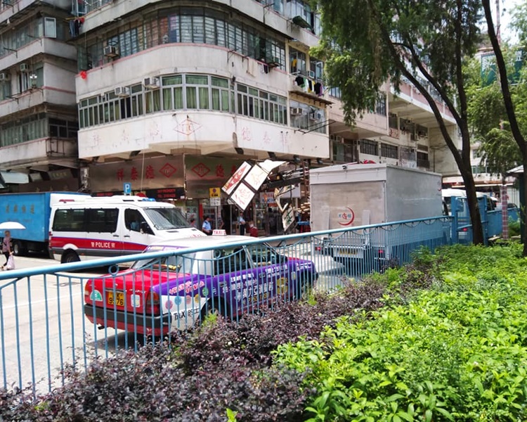 大半個招牌損毀脫落半天吊。圖:網民Fox KF Lo香港突發事故報料區