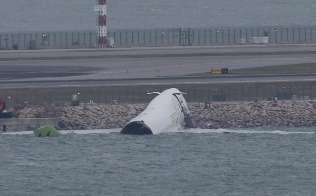 貨機滑落海面後,仍有待稍後由當局安排打撈清理。 貨機滑落海面後,仍有待稍後由當局安排打撈清理。
