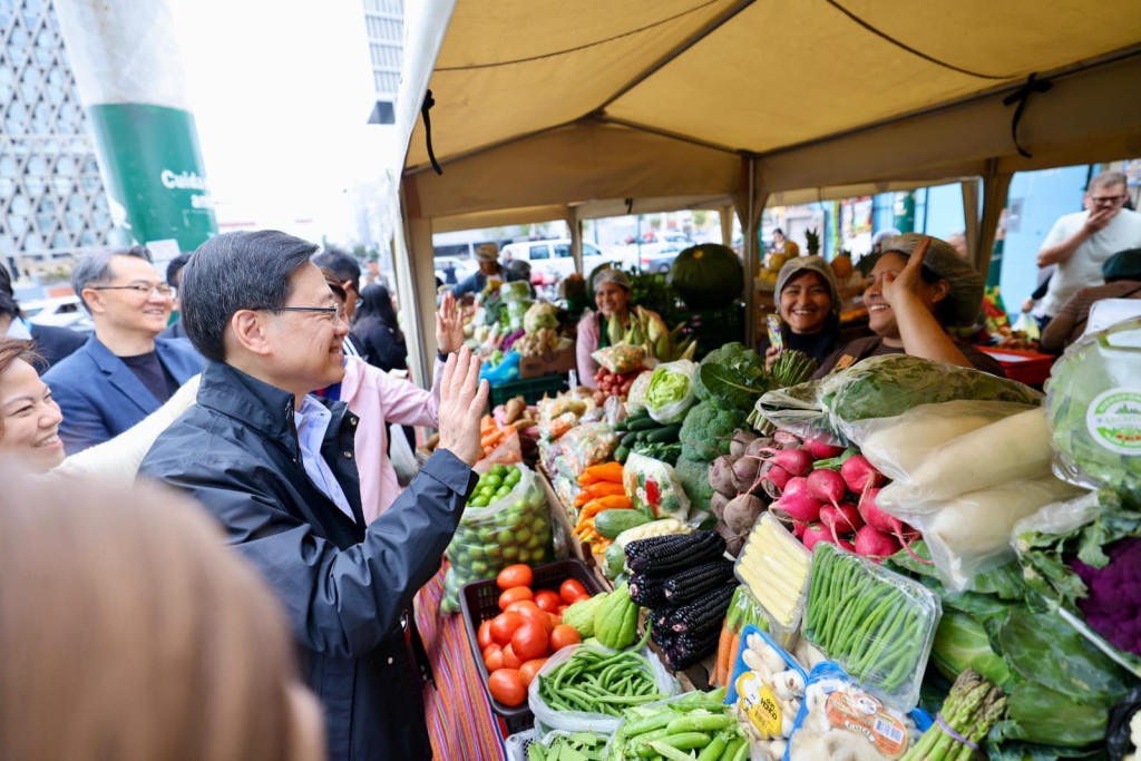 李家超到訪當地市集，品嚐地道美食、了解當地食品。（李家超fb圖片）