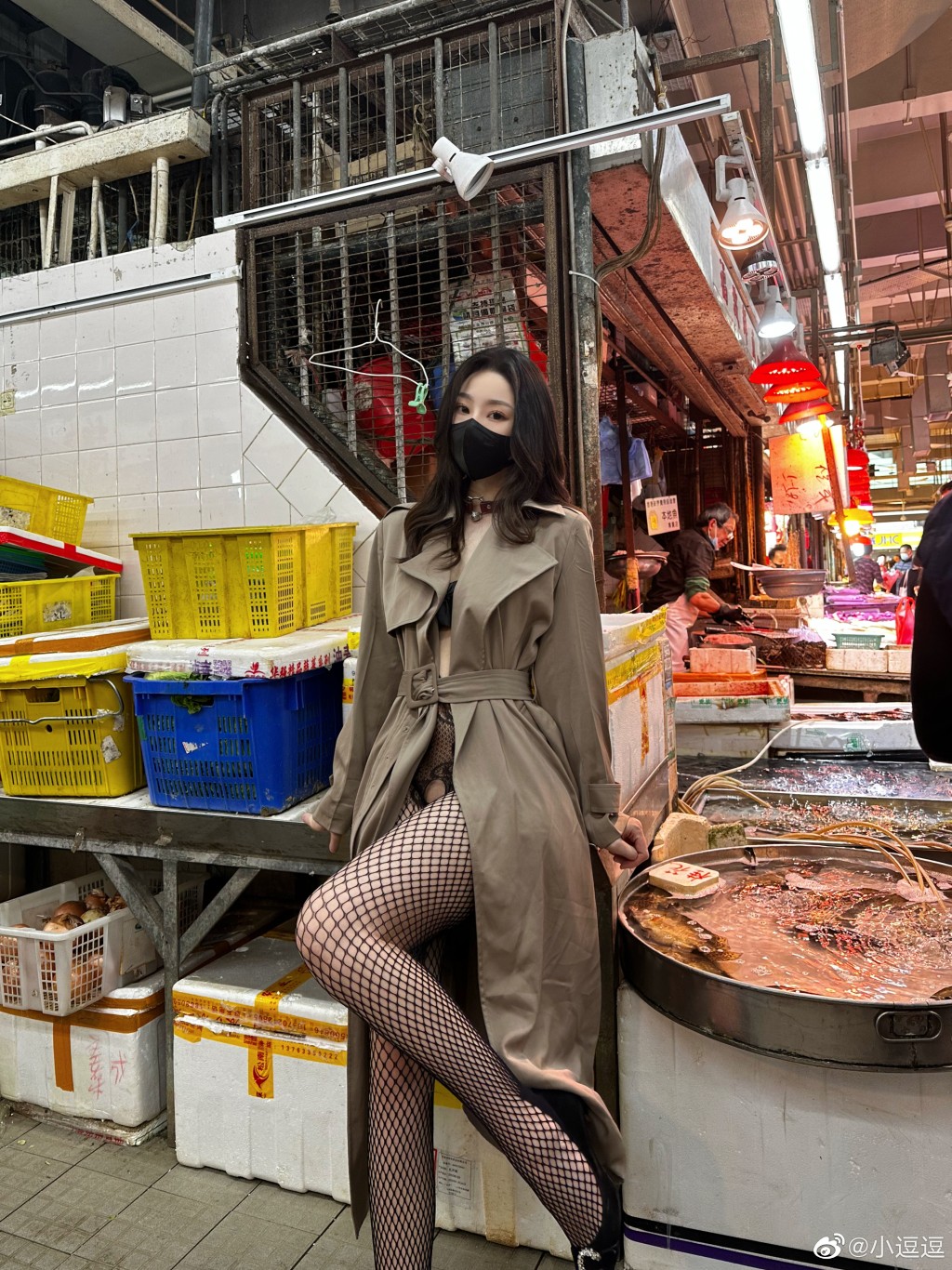 在香港街市穿成这样，有网民批评她影响市容。