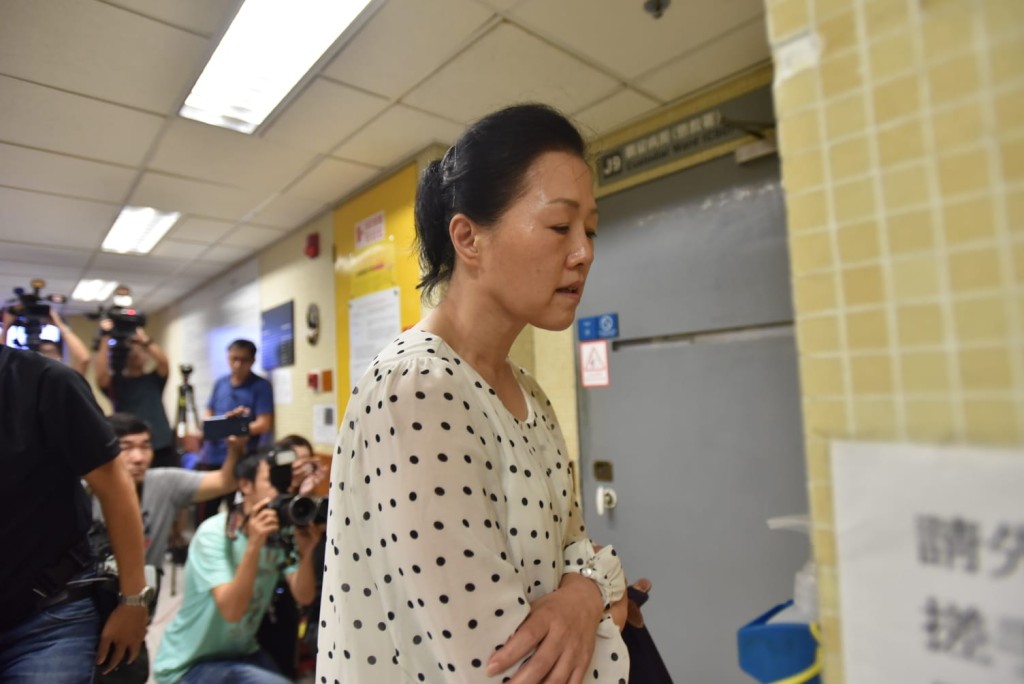 女子拒答記者問題後離去。