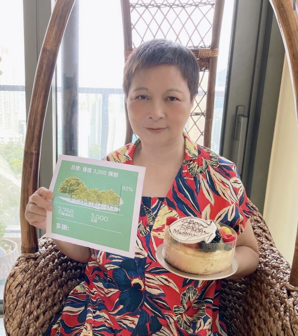 Fiona送上蛋糕隔空跟媽咪一同慶祝。