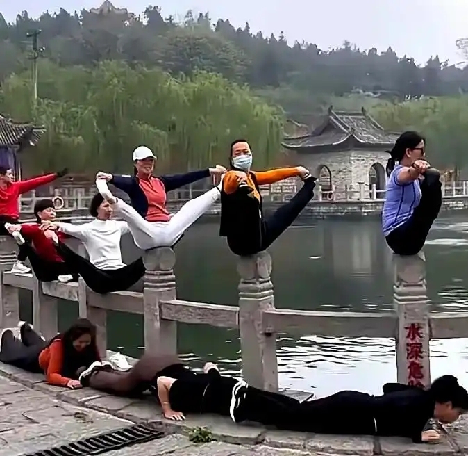 五名大媽竟將湖邊石欄杆的柱頭當成「瑜伽墊」，大玩高難度「擘髀」動作。