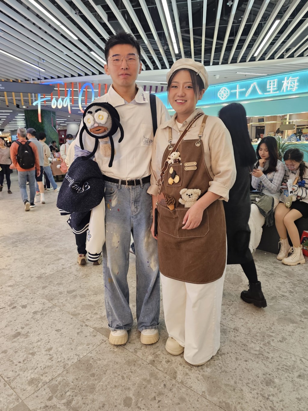 兩位香港周深「粉裝」，打扮成周深的IP︰（左）周嫑嫑、（右）周可可來看演唱會。（讀者提供）
