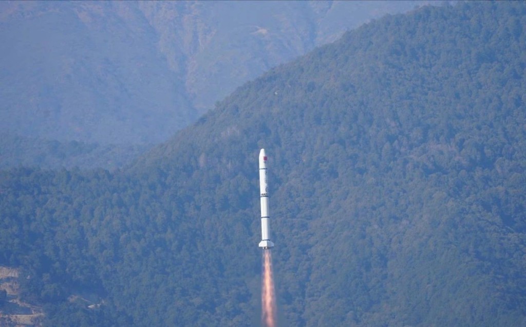 西昌卫星发射中心使用长征二号丙运载火箭，成功将爱因斯坦探针卫星发射升空。