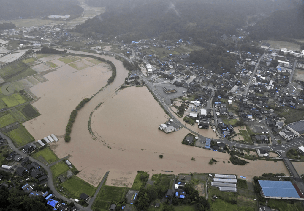 这张空拍照片显示的是 2024 年 9 月 21 日星期六，石川县轮岛市暴雨后被洪水淹没的地区。美联社