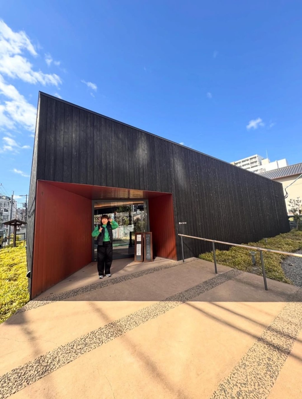 小儀過着寫意的生活。 小儀過着寫意的生活。