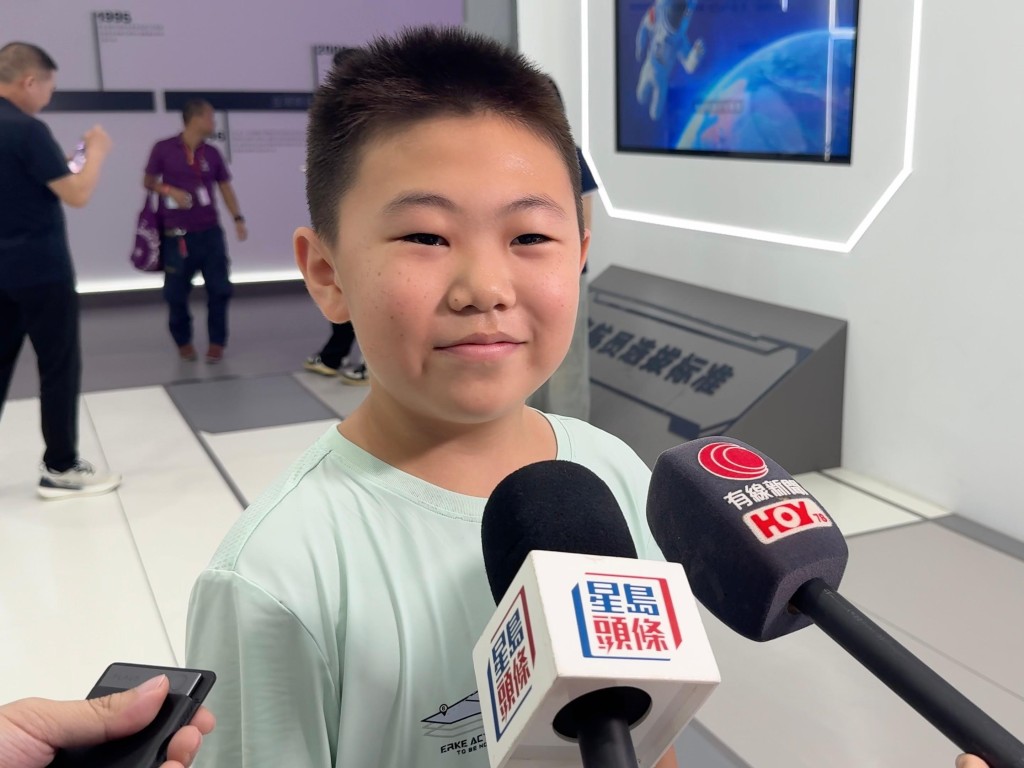 10歲的楊小朋友表示,對國家先進航天科技感興趣,形容國家是 「從落跑變成領跑」。 10歲的楊小朋友表示,對國家先進航天科技感興趣,形容國家是 「從落跑變成領跑」。