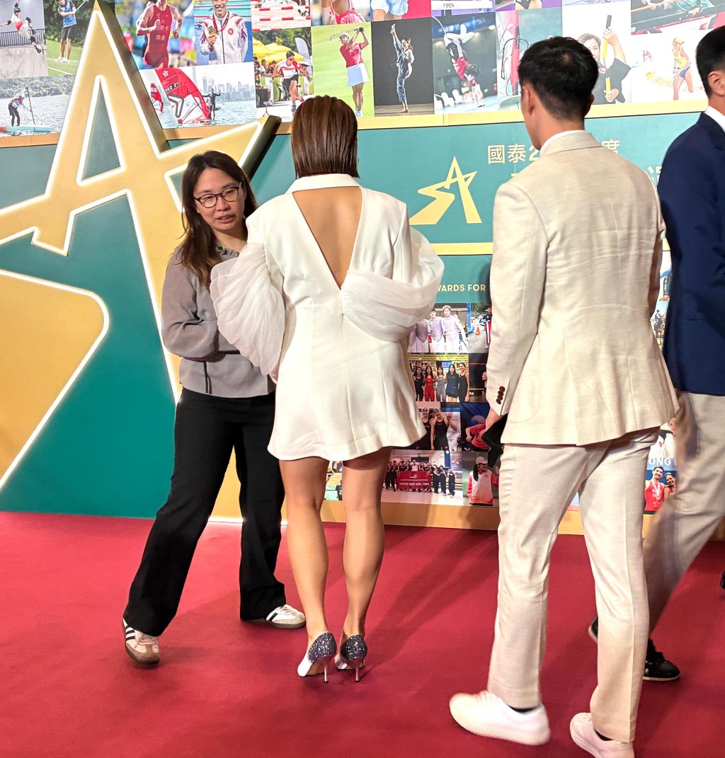 阿雪背部的Deep V增添性感。徐嘉华摄