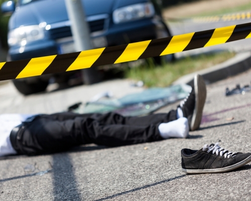 江西一名男子因交通肇事致人死亡後駕車逃逸並翻車,還叫妻子留在現場幫其「頂包」。 示意圖