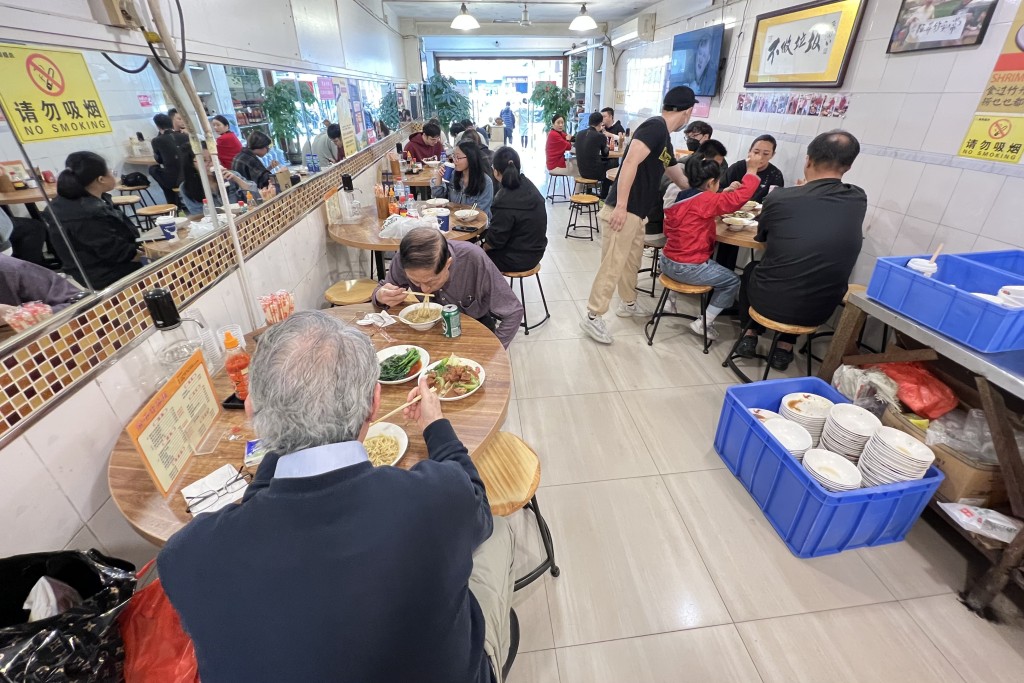 蔡瀾推薦的常平竹昇麵坐滿食客。 盧江球攝 蔡瀾推薦的常平竹昇麵坐滿食客。 盧江球攝