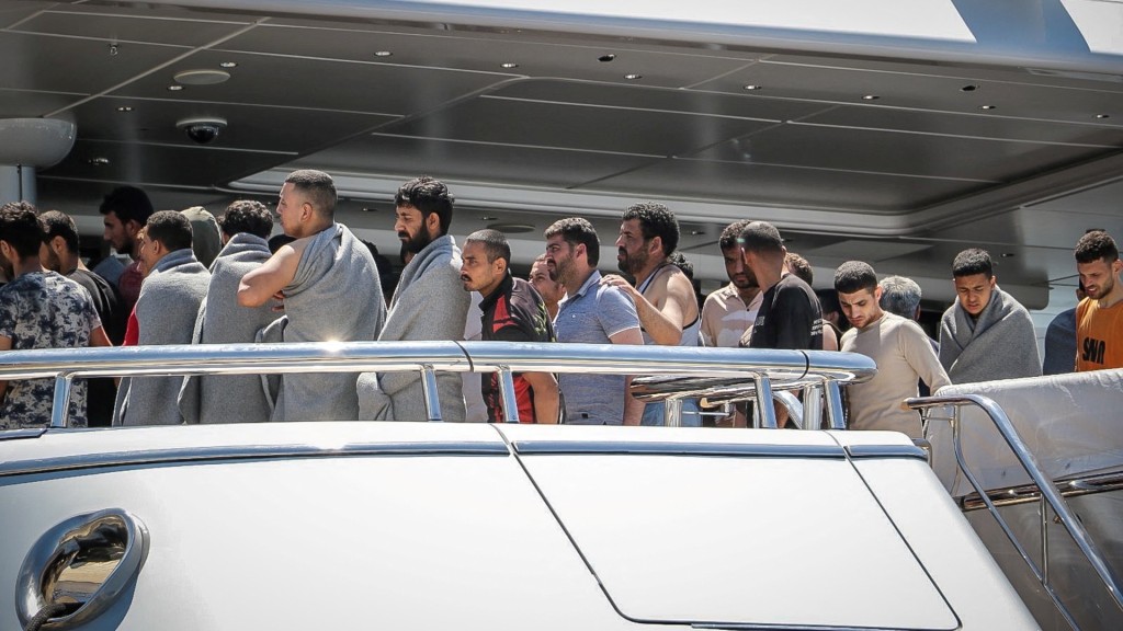 获救人员抵达希腊卡拉马塔市。 路透社