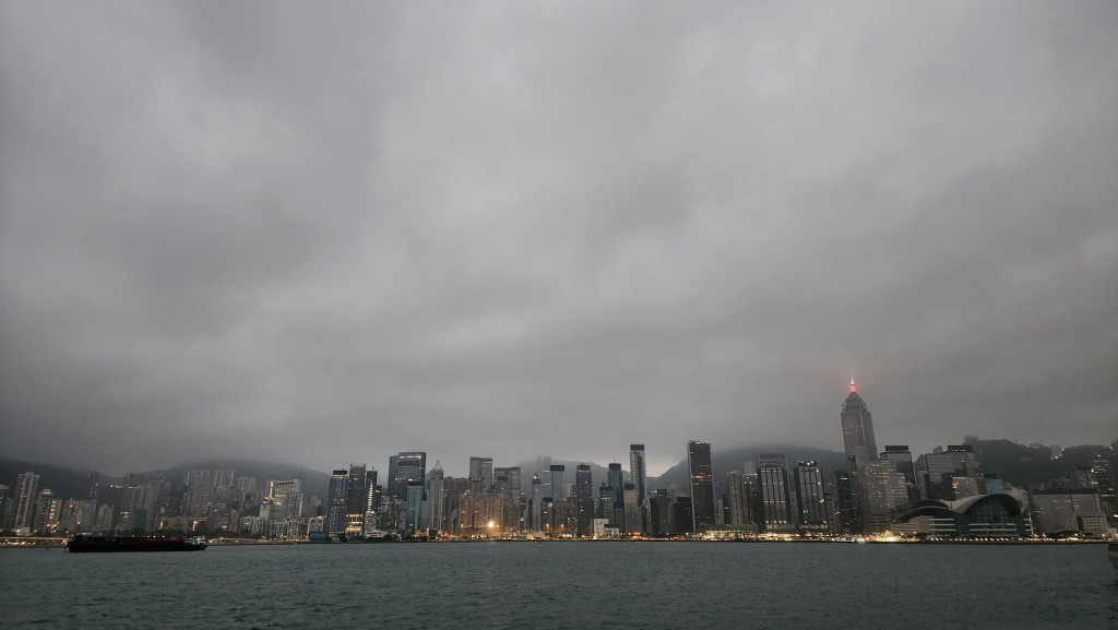 早上有一兩陣微雨,沿岸有薄霧。黎志偉攝 早上有一兩陣微雨,沿岸有薄霧。黎志偉攝