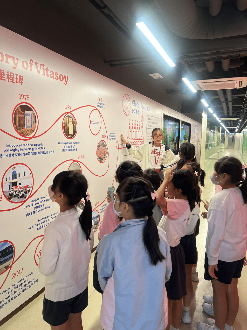學生細讀維他奶里程碑，連結品牌歷史與永續未來。