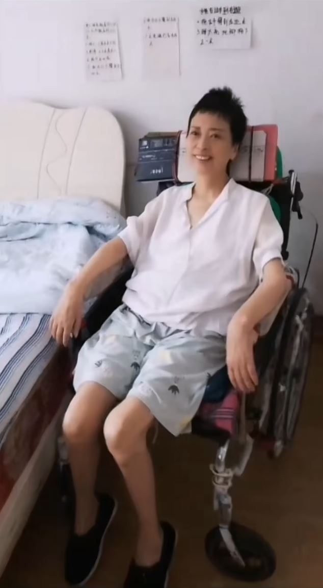 李小中患漸凍人症，現在生活已不能自理。抖音