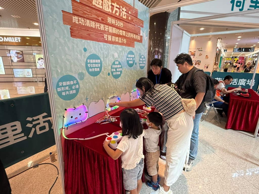 現場設有多個有關牙齒健康的攤位遊戲、資訊站及展覽,吸引不少市民到場。 現場設有多個有關牙齒健康的攤位遊戲、資訊站及展覽,吸引不少市民到場。