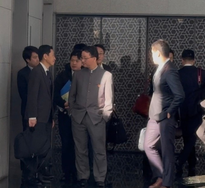 金井正彰（左）周二 （18日）與中國外交部亞洲司司長劉勁松（右）會面。微博＠拾月攬山河