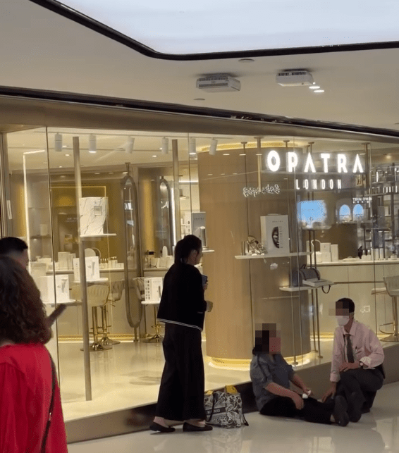 一名中年婦人在「Opatra London」店門前痛哭，稱「被騙取錢財」。Threads
