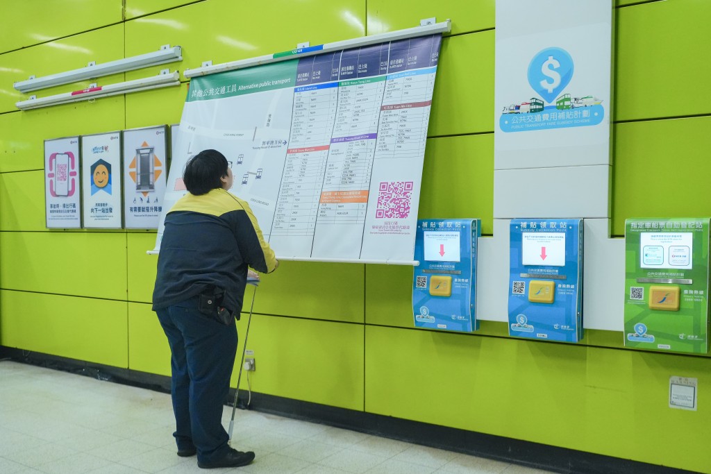 演習期間，港鐵職員即時啟動調景嶺站廣播及出入口大型告示等乘客資訊， 並迅速於站外設置排隊欄杆及標示等。