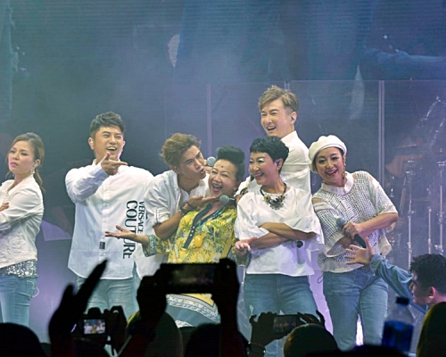 家燕姐上台一齐跳舞。