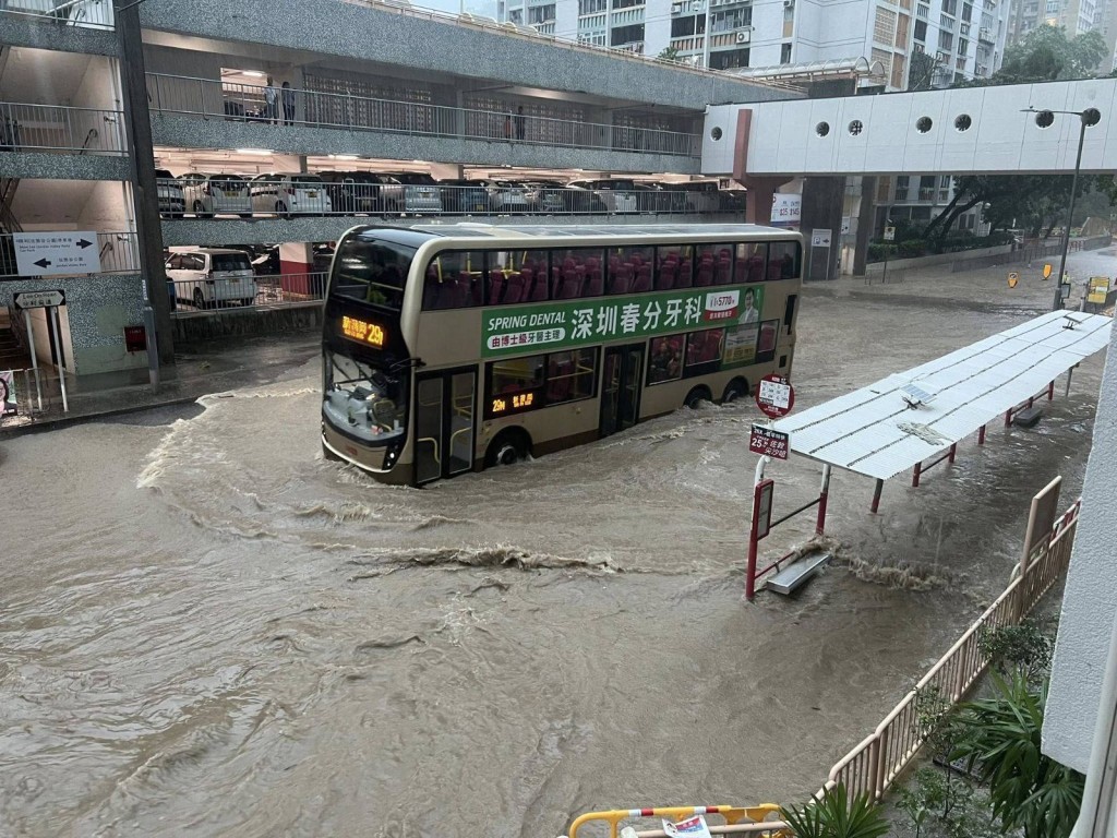 順利邨利安道馬路出現水浸。顏汶羽FB圖片