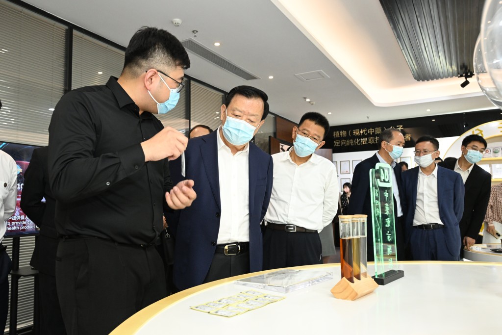 夏宝龙考察粤澳合作中医药科技产业园。