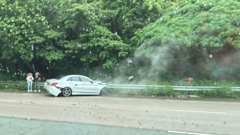 私家車撞車後冒煙。網上圖片