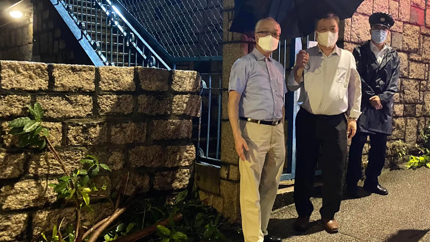 環境及生態局局長謝展寰(左)在上任翌日,便親赴前線為員工們打氣。環境及生態局FB