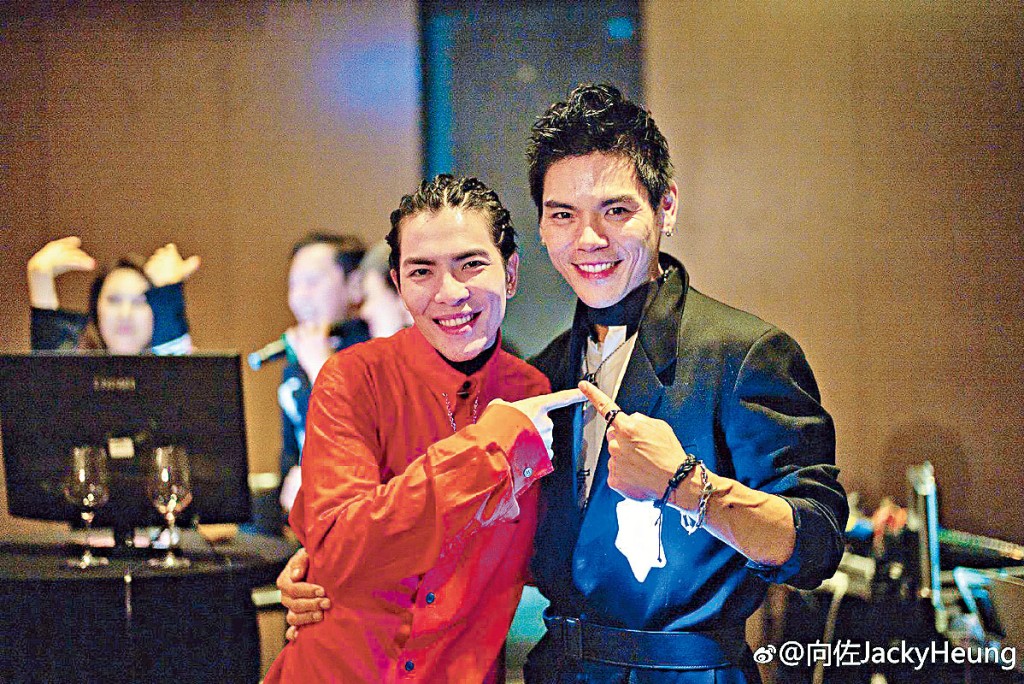 與蕭敬騰撞樣的向佐鬼馬拍片，為對方宣傳演唱會。