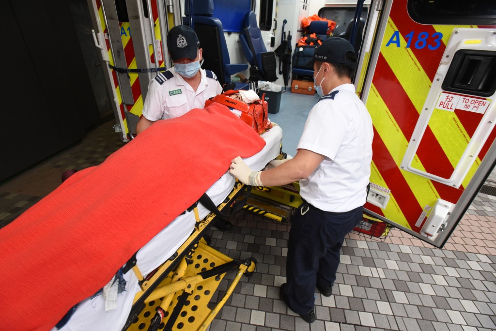 女乘客头部受伤，昏迷送威尔斯医院抢救。