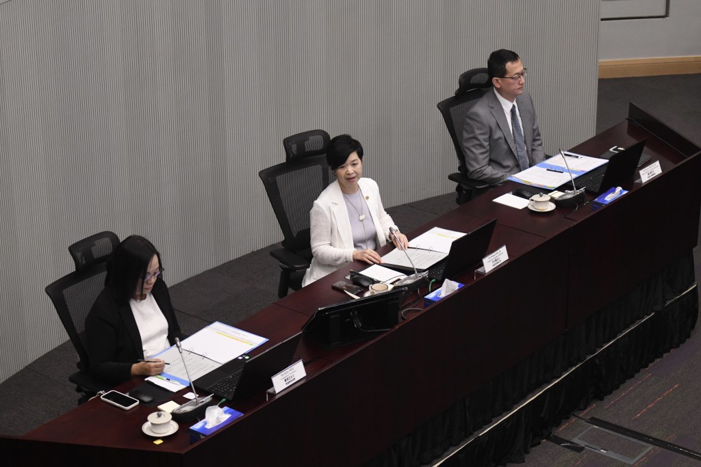 房委會主席、房屋局局長何永賢(中)主持會議。 房委會主席、房屋局局長何永賢(中)主持會議。